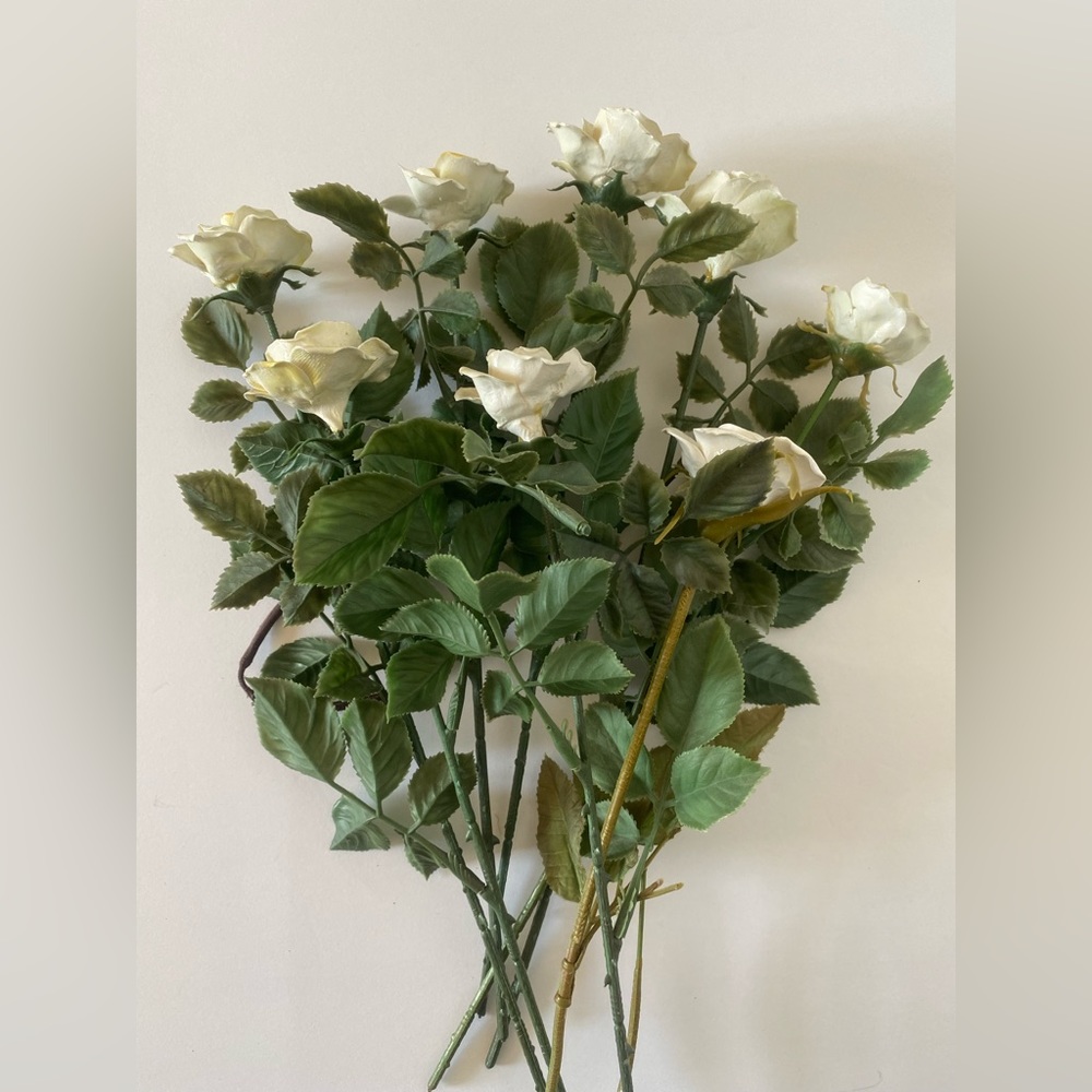 Vintage porcelain white roses / faux flowers - Picture 7 of 15
